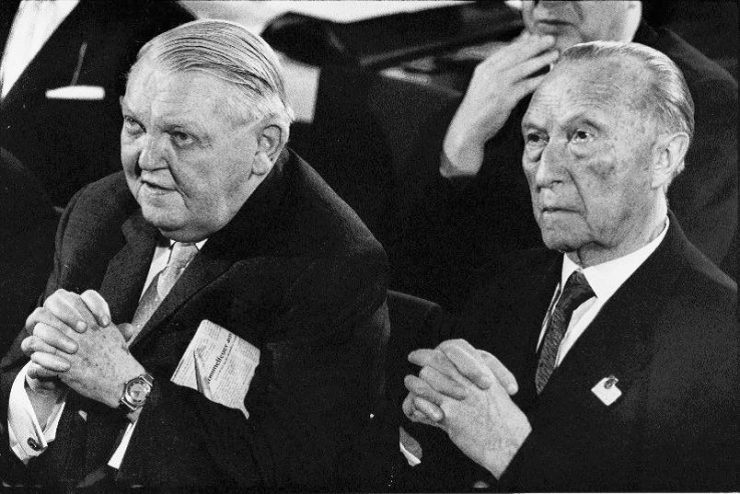 Ludwig Erhard, Konrad Adenauer(© Stefan Moses) 